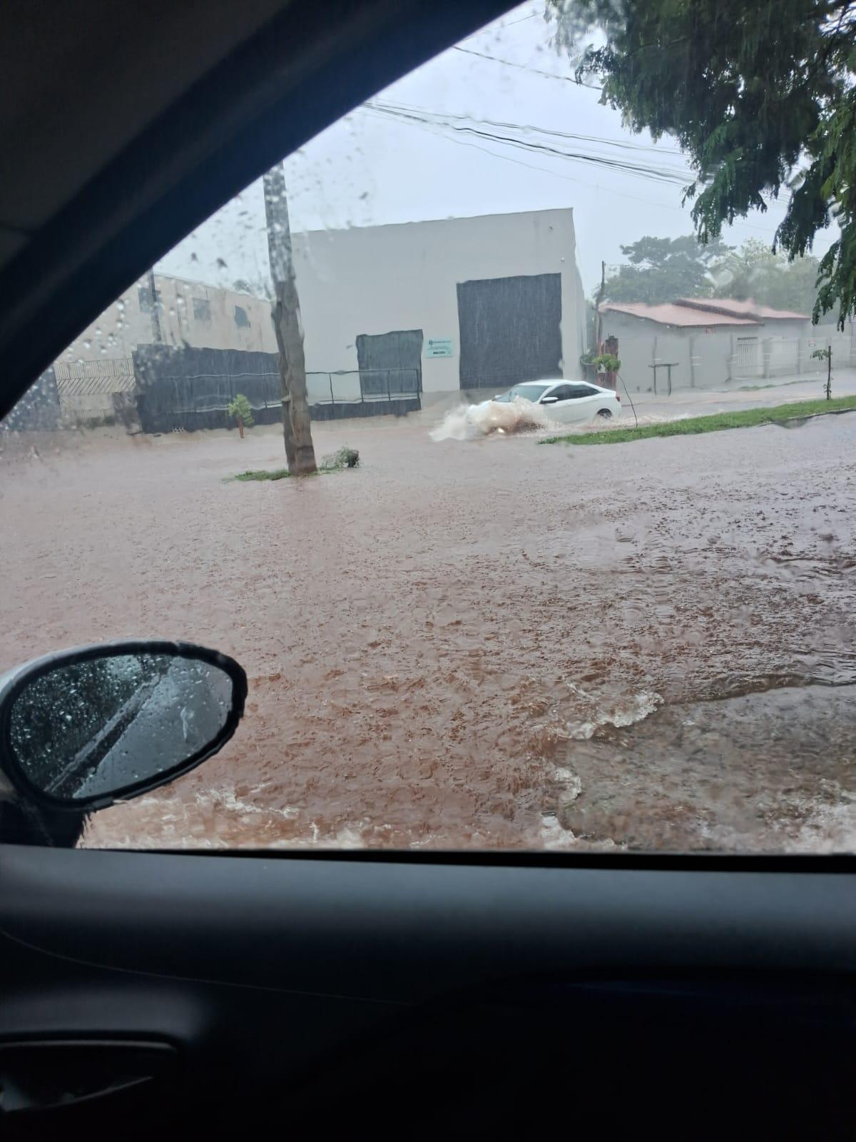 Chuva intensa causa transtornos na cidade de Paranavaí
