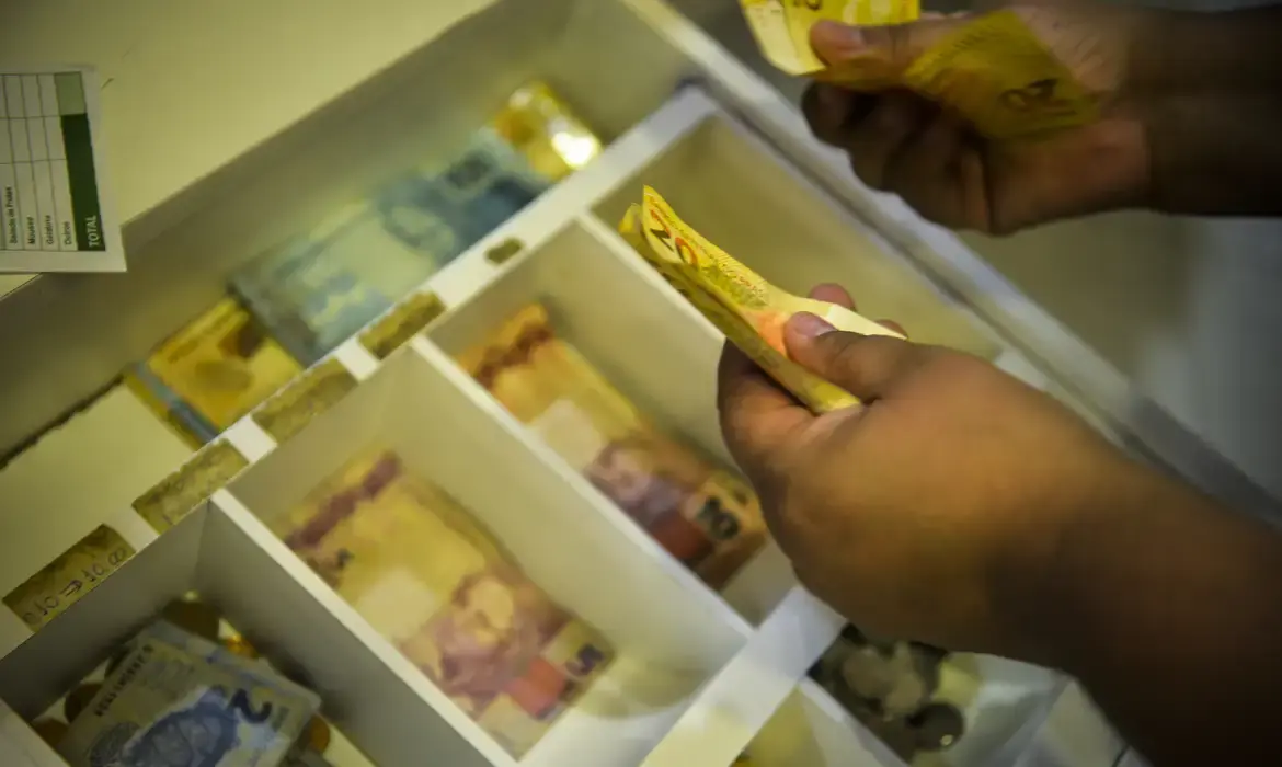 Governo confirma salário mínimo de R$ 1.621 em 2026