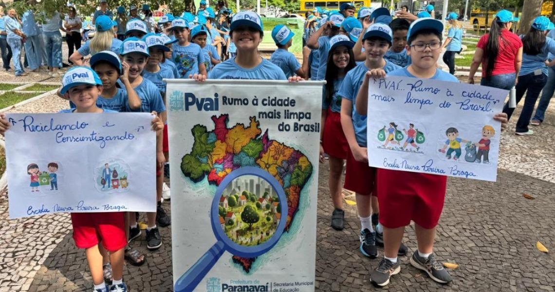 Passeata mobiliza alunos da Rede Municipal pela limpeza urbana em Paranavaí