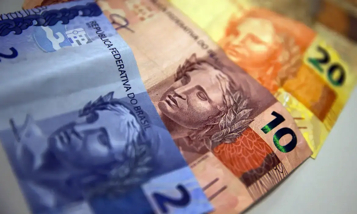 Aposentados e pensionistas do INSS começam a receber 13º