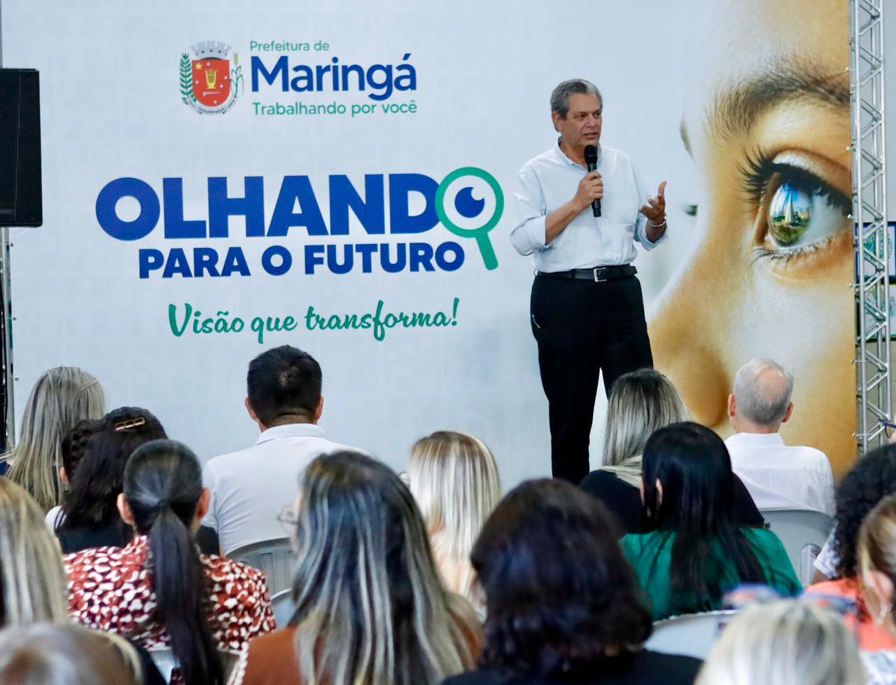 Prefeitura de Maringá entrega óculos para alunos da rede municipal de ensino
