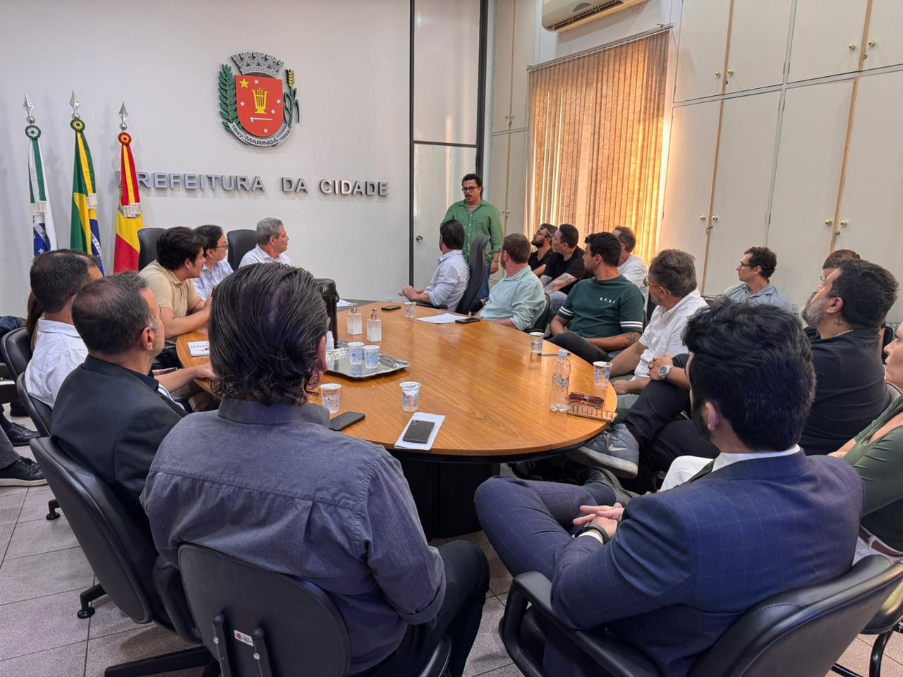 Reunião com donos de bares trata impactos de aglomerações em avenidas de Maringá
