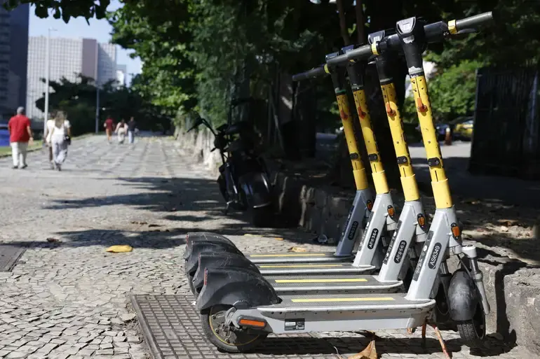 Proibida a condução de patinetes elétricos por menores de 16 anos