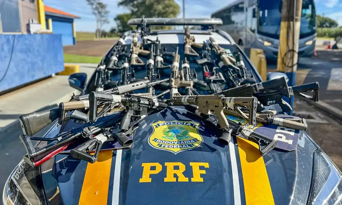 Maior da história: PRF apreende 26 fuzis no Paraná