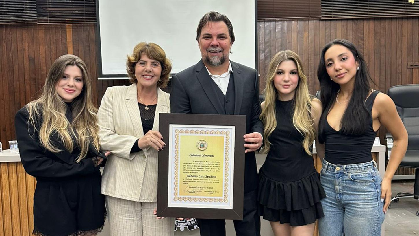 Spadoto ao lado da esposa e das filhas na solenidade na Câmara Foto: Ass./Câmara