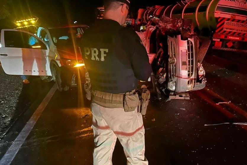 Acidente na BR-376 envolveu um Fox e um Clio  Foto: PRF