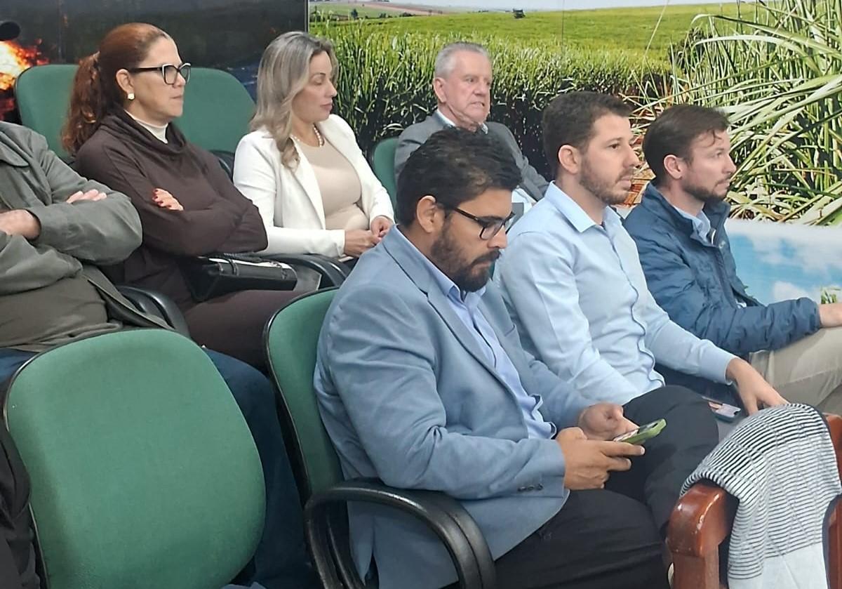 O prefeito Maurício Gehlen (ao fundo) acompanhou a sessão. Foto: Dinei Feitosa