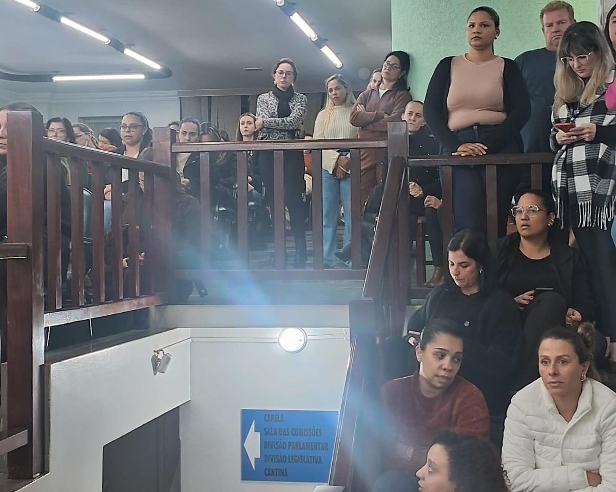 Professores comemoram aprovação do projeto que cria cargo de Auxiliar de Rotinas Escolares