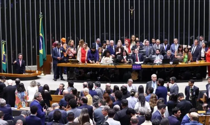 Ausente, Tião Medeiros não votou na sessão que derrubou a escala 6x1